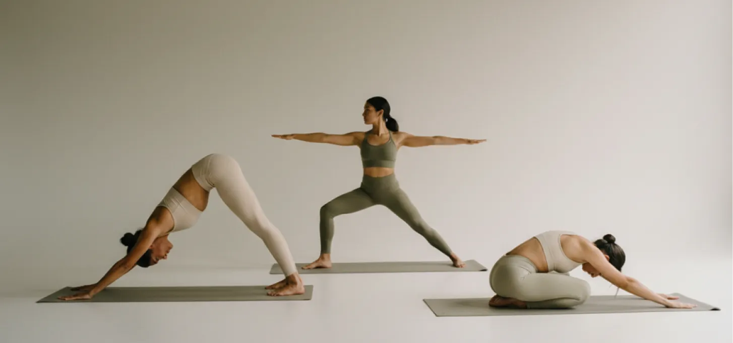 Kleine Gruppe in ruhiger Yogapraxis im Studio